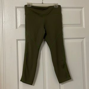 Vie Active Medium Green Capri Leggings